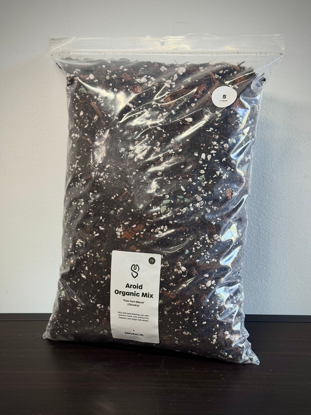 SMUKHI Aroid Organic Mix substrate with rich, organic soil and plant nutrients suitable for healthy plant growth.