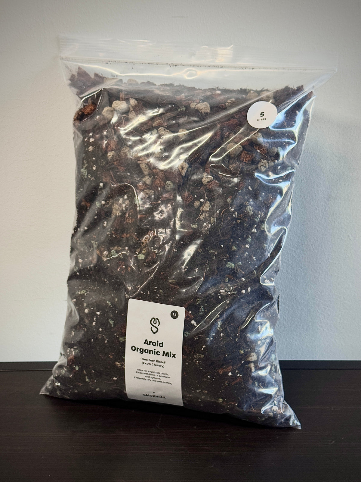 SMUKHI Aroid Organic Mix substrate with rich, organic soil suitable for indoor plants and gardening.