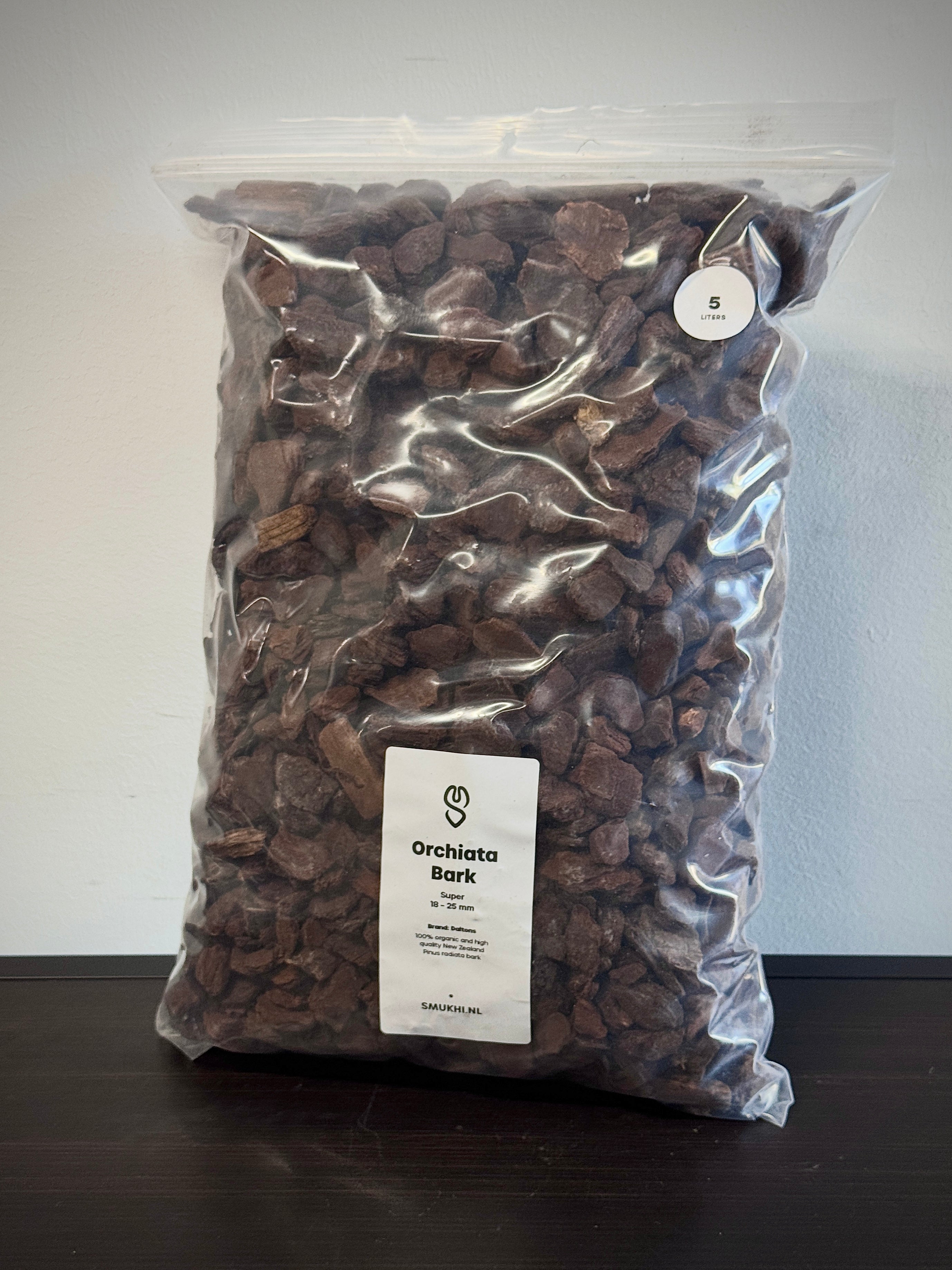 Daltons Orchiata Bark substrate showing finely shredded, natural orchid bark ideal for plant roots and orchid cultivation.
